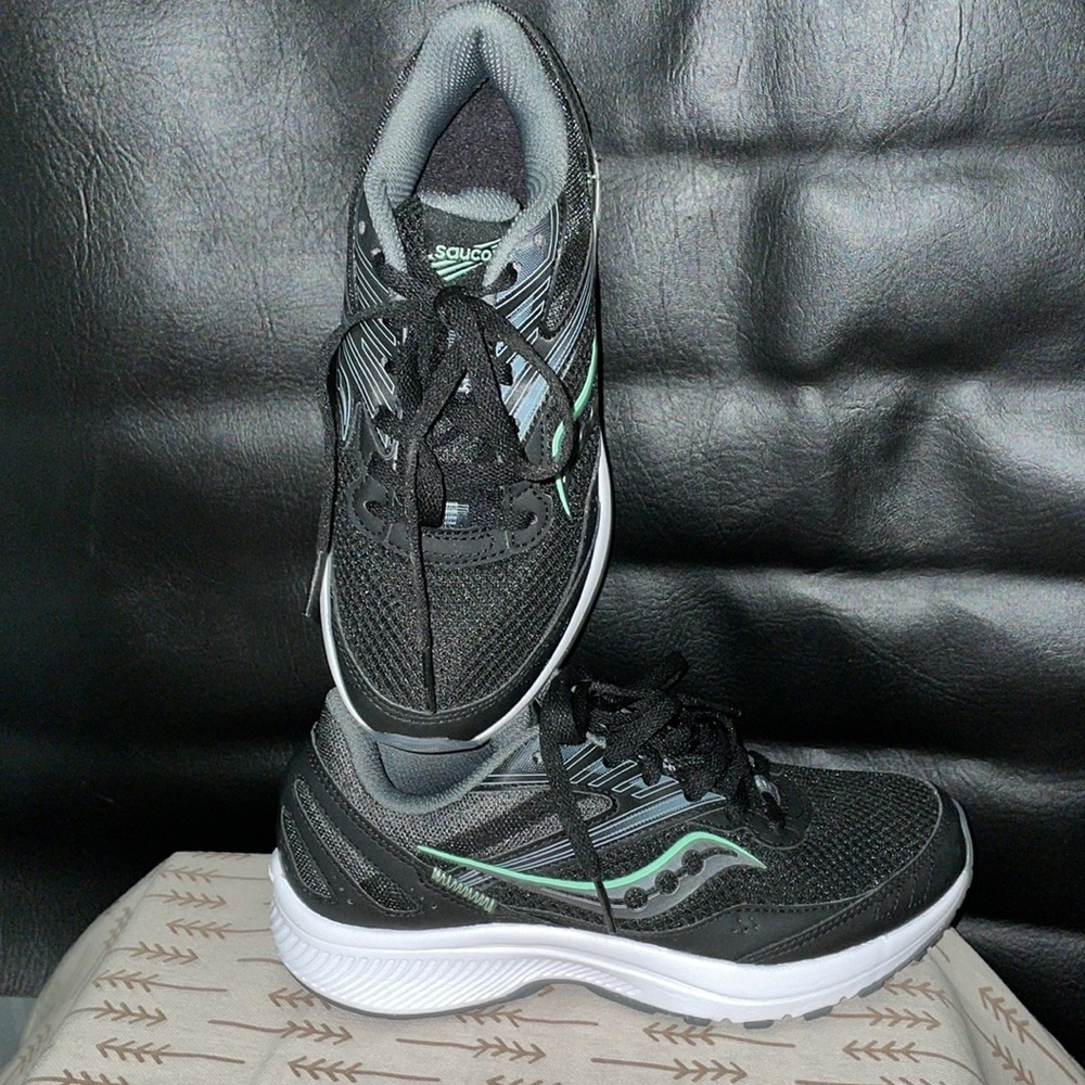 Brand new Saucony Women's Cohesion 15 Running Shoe size 5